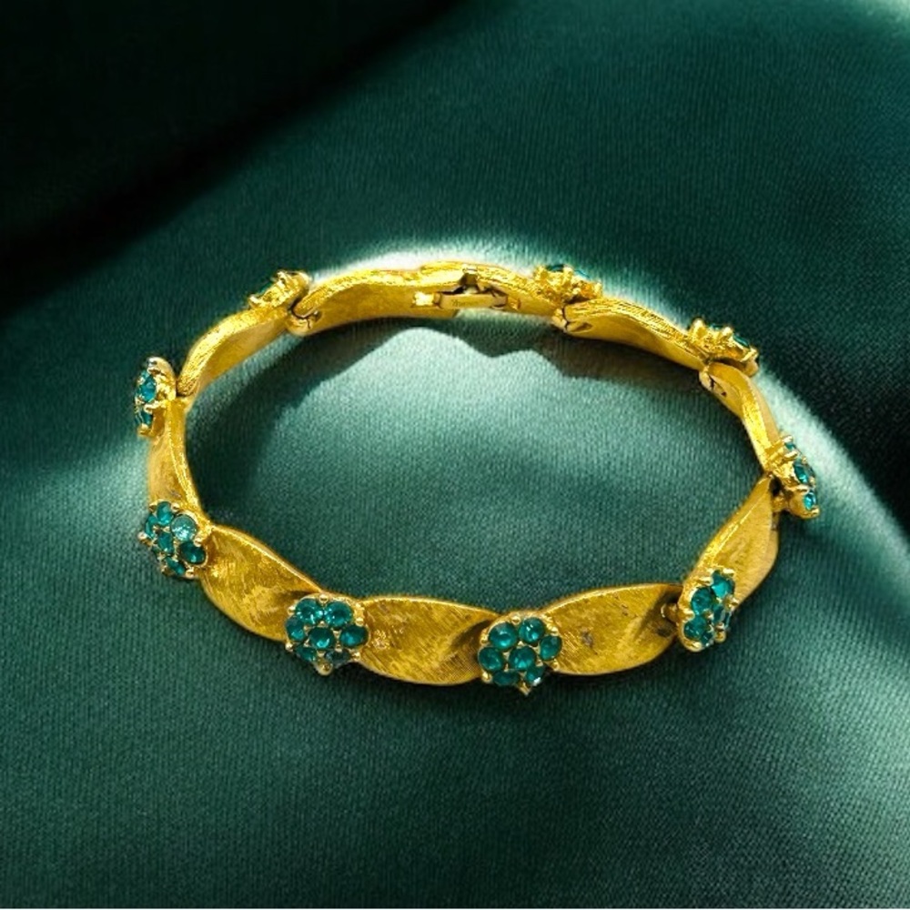 💚 Vintage Crown Trifari “Birthday Ribbon” Bracelet – May Birthstone Green – 7” 💚